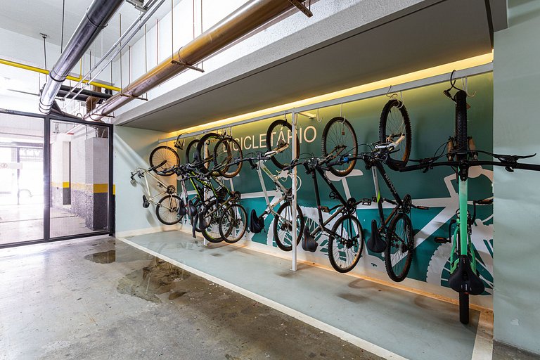 Estúdio em prédio com lazer próx metrô | República