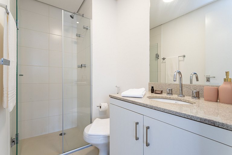 Estúdio em prédio com lazer próx metrô | República