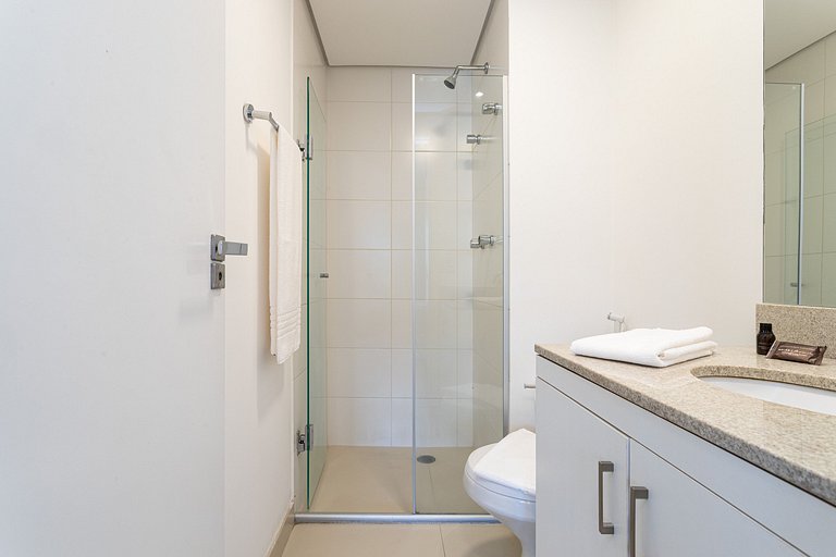 Estúdio em prédio com lazer próx metrô | República