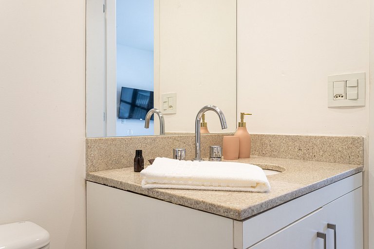 Estúdio em prédio com lazer próx metrô | República