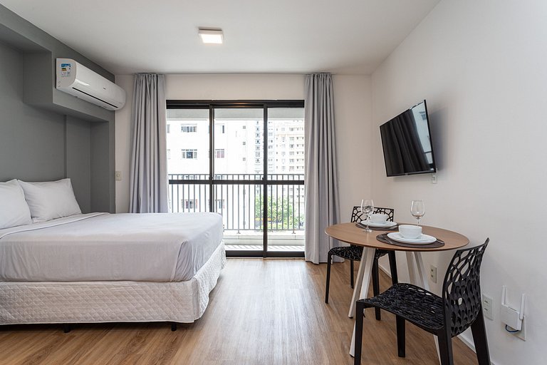 Estúdio em prédio com lazer próx metrô | República