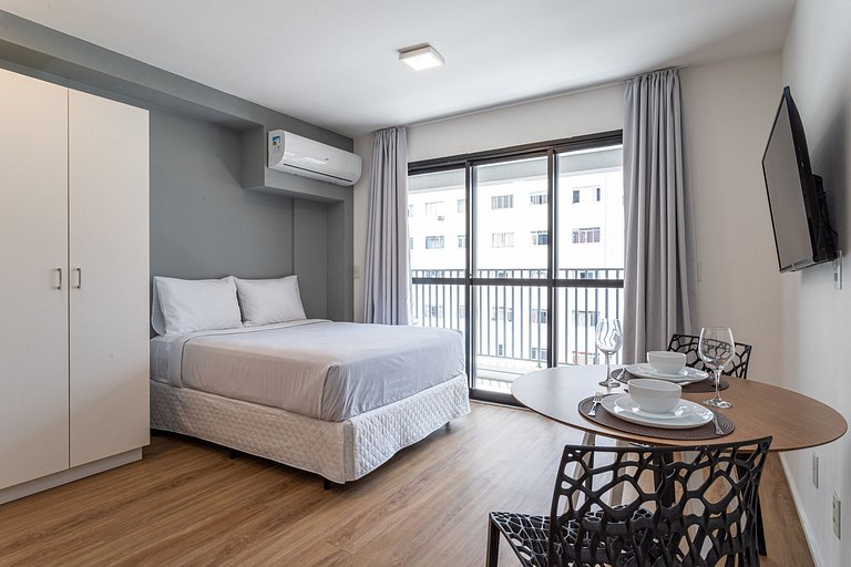 Estúdio em prédio com lazer próx metrô | República