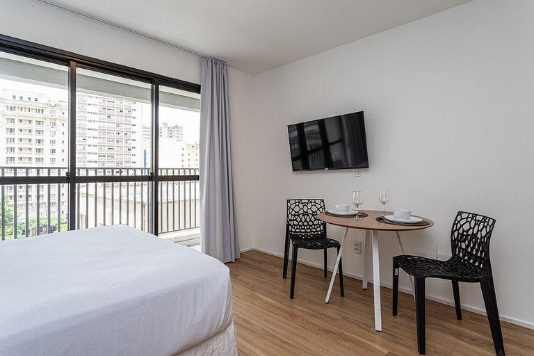 Estúdio em prédio com lazer próx metrô | República