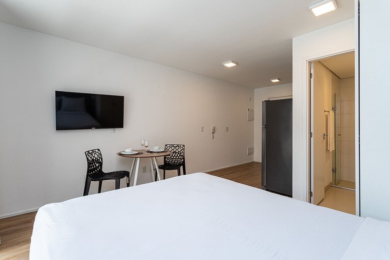 Estúdio em prédio com lazer próx metrô | República