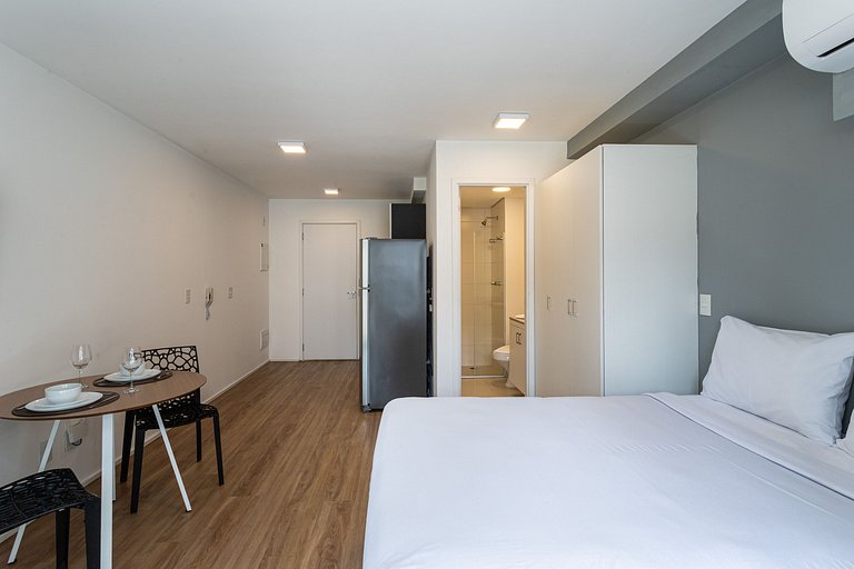 Estúdio em prédio com lazer próx metrô | República