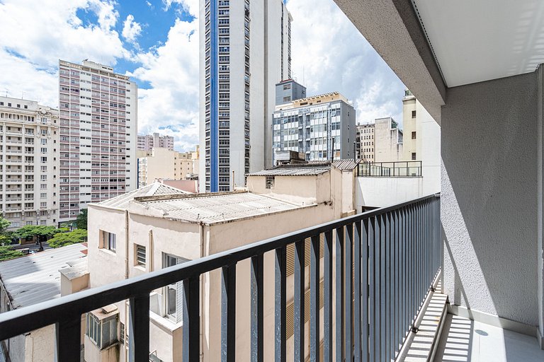 Estúdio em prédio com lazer próx metrô | República