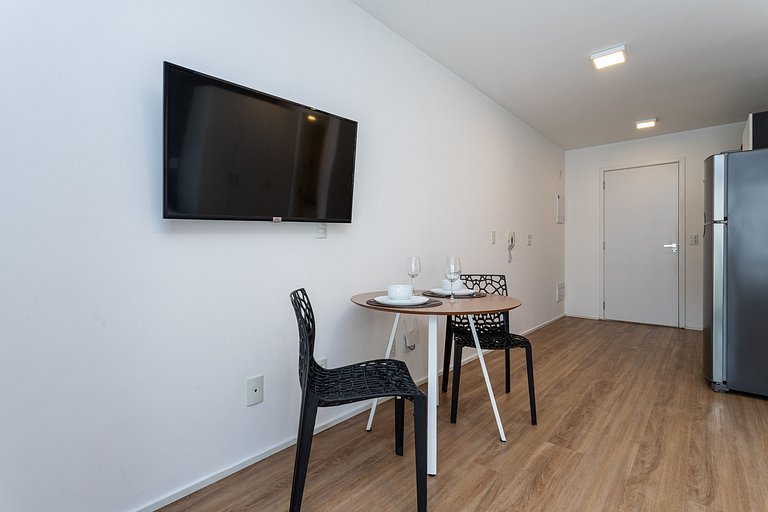 Estúdio em prédio com lazer próx metrô | República