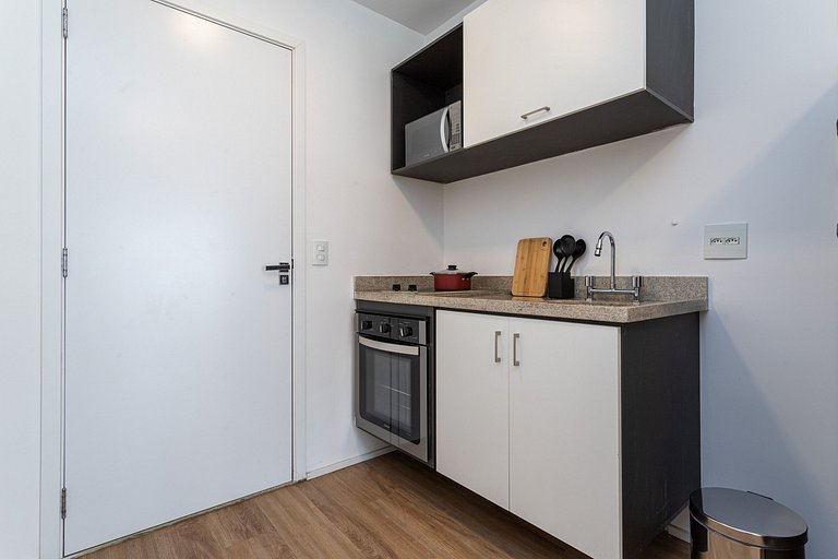 Estúdio em prédio com lazer próx metrô | República