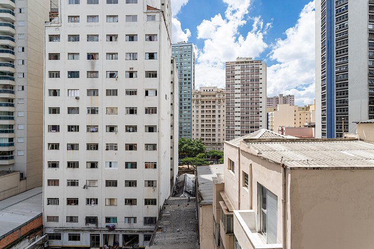 Estúdio em prédio com lazer próx metrô | República