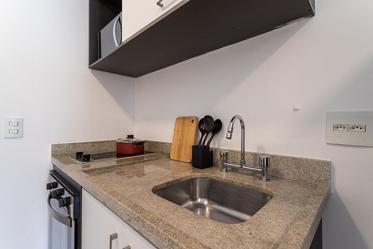 Estúdio em prédio com lazer próx metrô | República