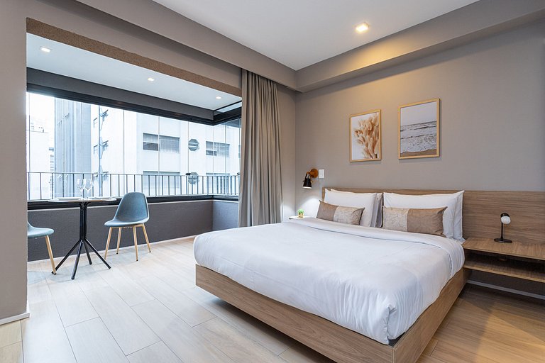 Studio com varanda a 600m da Av Paulista