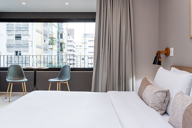 Studio com varanda a 600m da Av Paulista