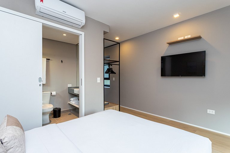 Studio com varanda a 600m da Av Paulista