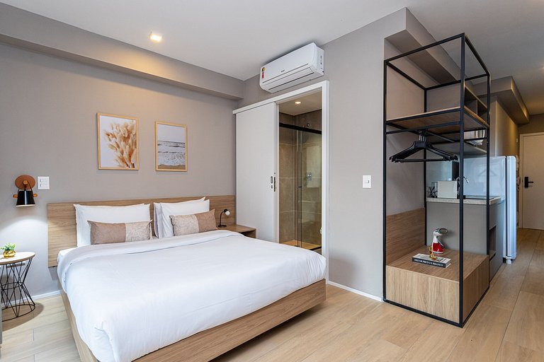 Studio com varanda a 600m da Av Paulista