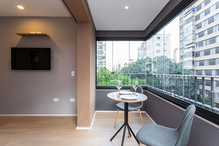 Studio com varanda a 600m da Av Paulista