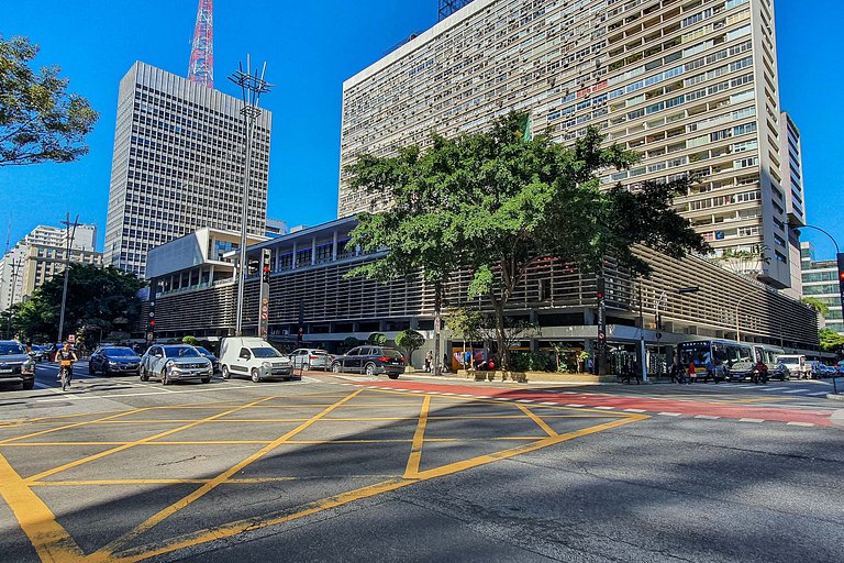 Studio com varanda a 2 minutos da Paulista
