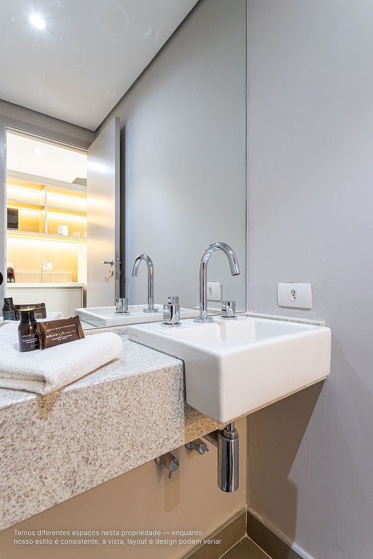 Duplex com varanda a uma quadra da Av Paulista