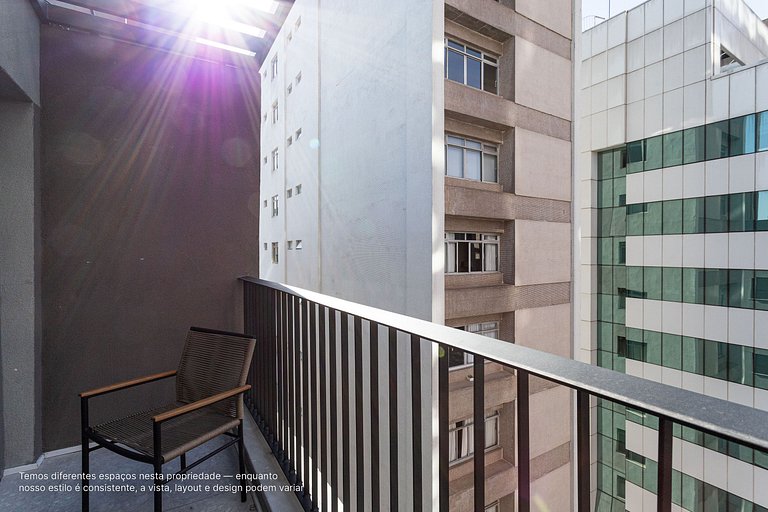 Duplex com varanda a uma quadra da Av Paulista
