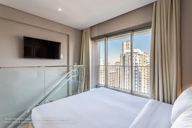 Duplex com varanda a uma quadra da Av Paulista