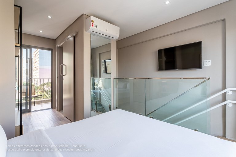Duplex com varanda a uma quadra da Av Paulista