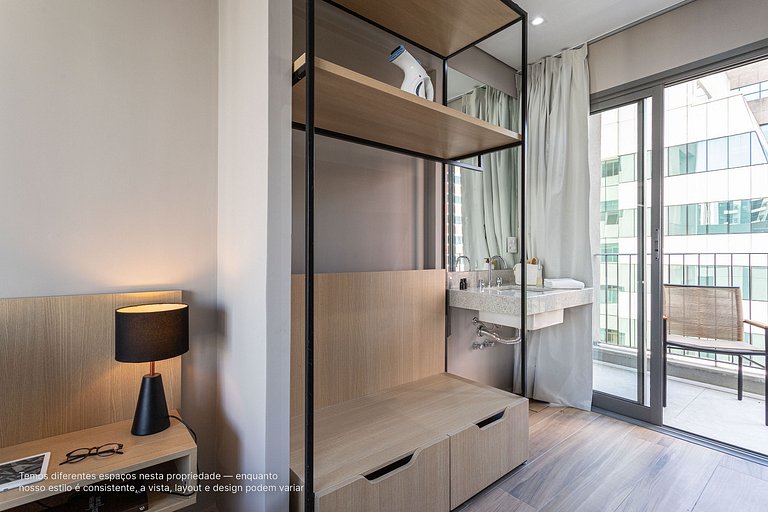 Duplex com varanda a uma quadra da Av Paulista