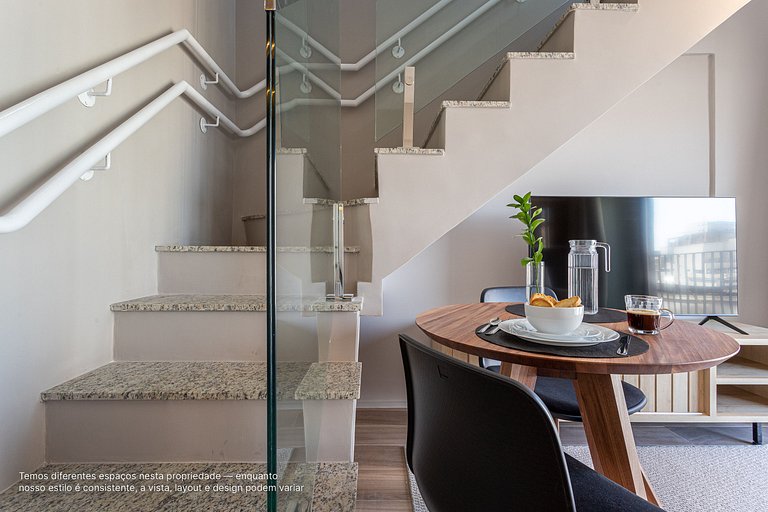 Duplex com varanda a uma quadra da Av Paulista