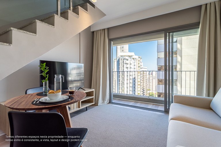 Duplex com varanda a uma quadra da Av Paulista