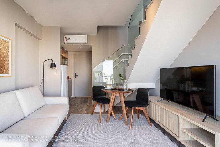 Duplex com varanda a uma quadra da Av Paulista