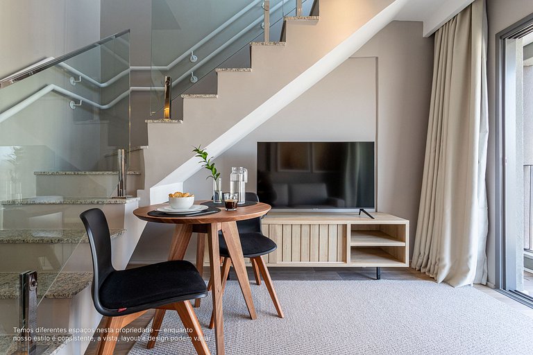 Duplex com varanda a uma quadra da Av Paulista