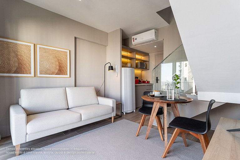 Duplex com varanda a uma quadra da Av Paulista