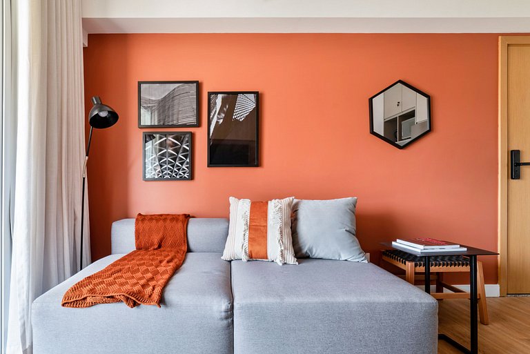 Apartamento com Sacada a uma quadra da Faria Lima