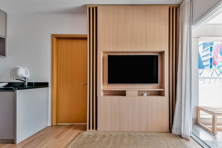 Apartamento com Sacada a uma quadra da Faria Lima