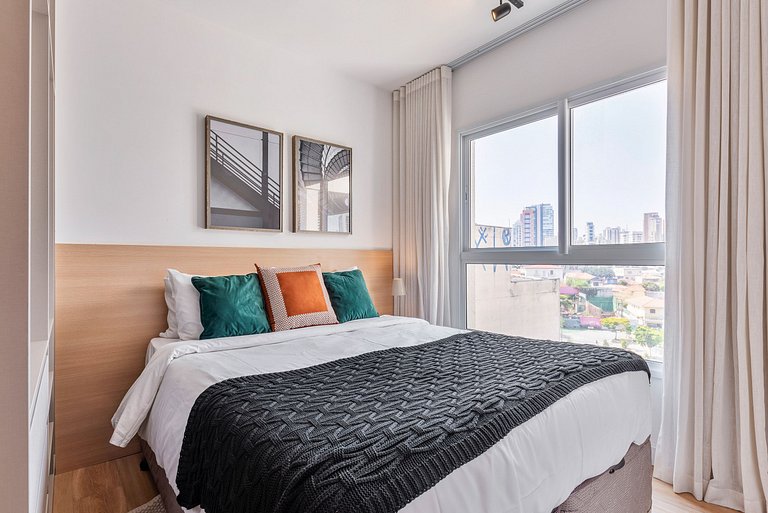 Apartamento com Sacada a uma quadra da Faria Lima