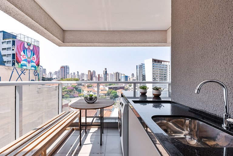 Apartamento com Sacada a uma quadra da Faria Lima