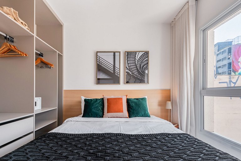 Apartamento com Sacada a uma quadra da Faria Lima