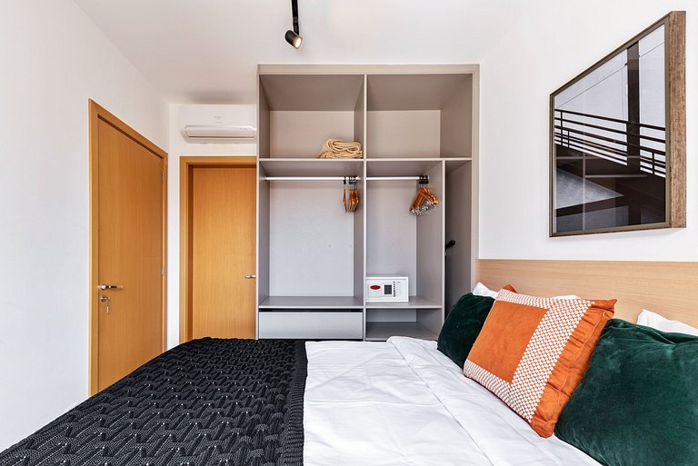 Apartamento com Sacada a uma quadra da Faria Lima