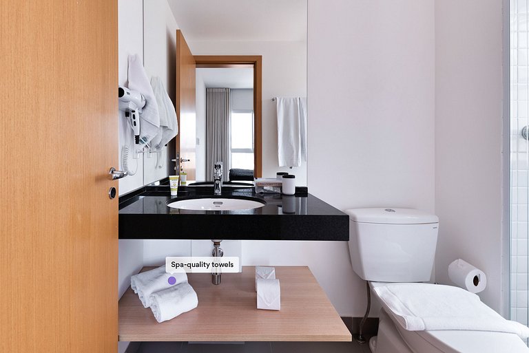 Apartamento com Sacada a uma quadra da Faria Lima