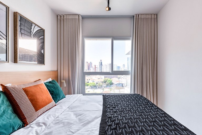 Apartamento com Sacada a uma quadra da Faria Lima
