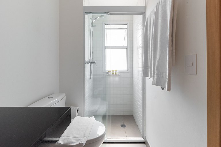 Apartamento com Sacada a uma quadra da Faria Lima