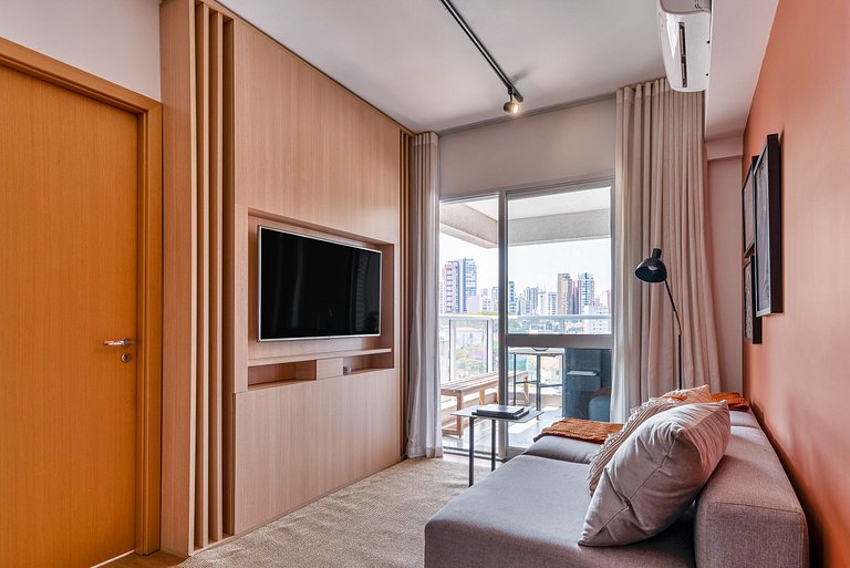 Apartamento com Sacada a uma quadra da Faria Lima