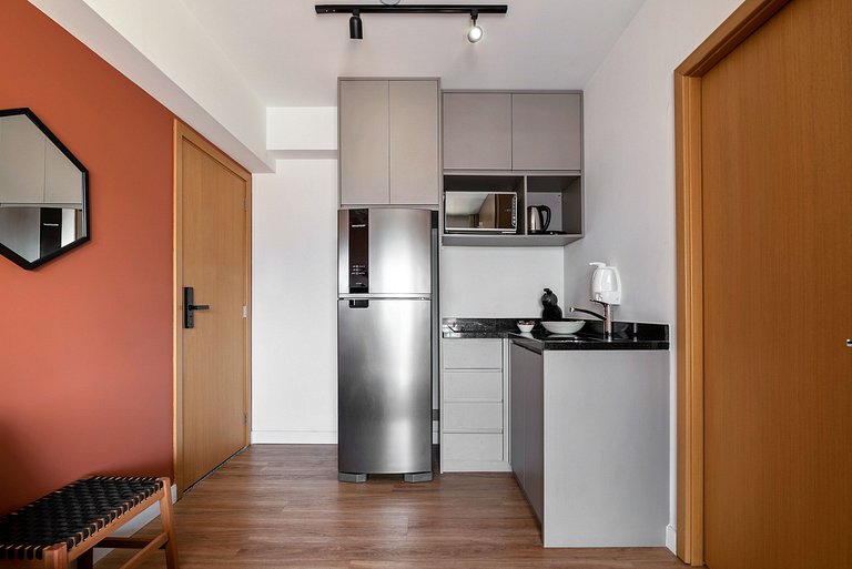Apartamento com Sacada a uma quadra da Faria Lima