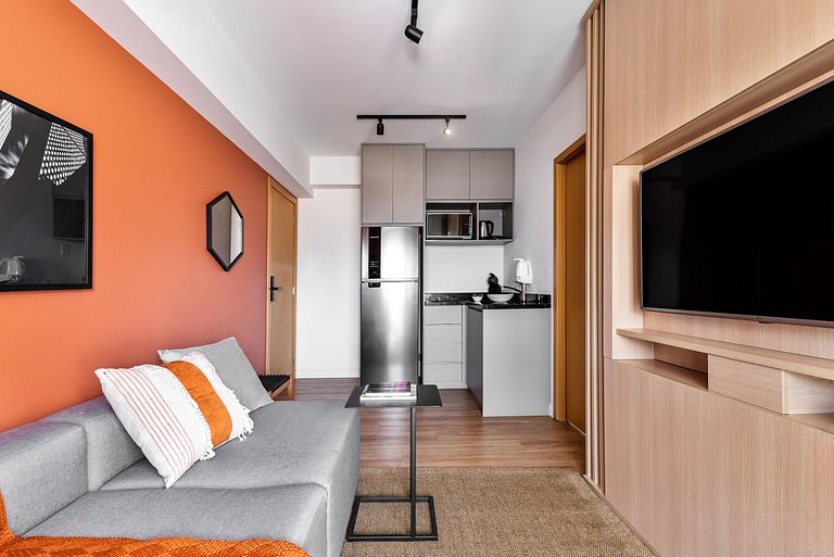Apartamento com Sacada a uma quadra da Faria Lima
