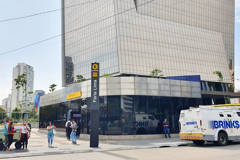 Studio com Sacada ao lado do metrô