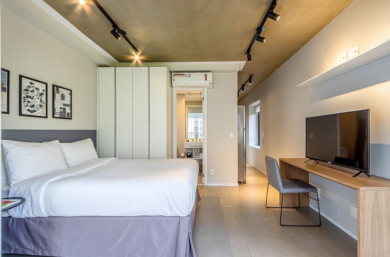 Studio c varanda, academia | Próx Av Santo Amaro