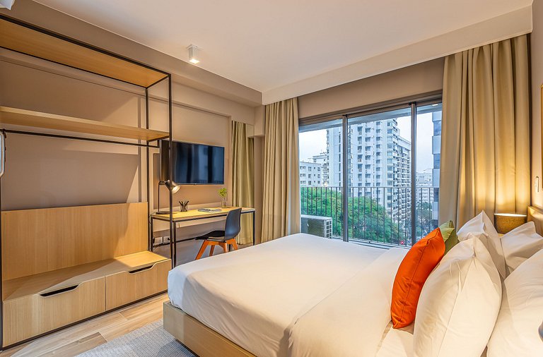 Studio com varanda a 2 minutos da Paulista