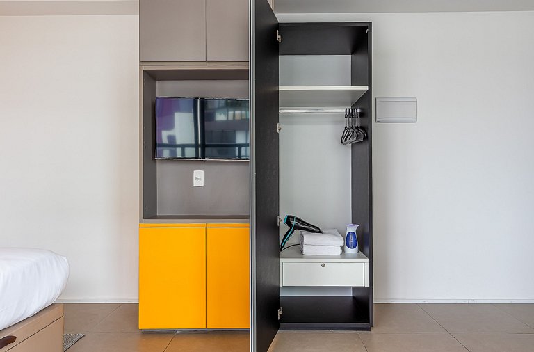 Studio casal c sacada e garagem prox à Faria Lima