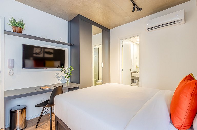 Studio a passos da Paulista com Cama Queen e AC