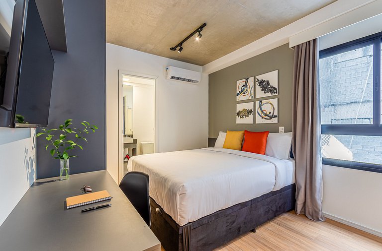 Studio a passos da Paulista com Cama Queen e AC