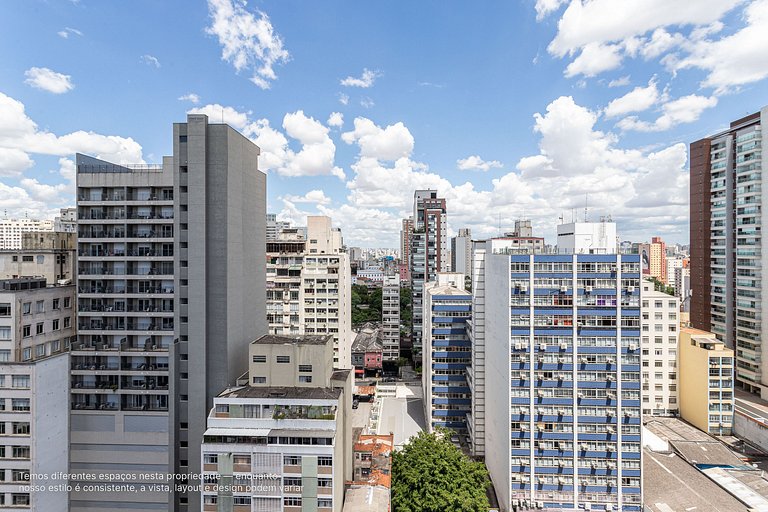 Ap com sacada em prédio com academia e piscina