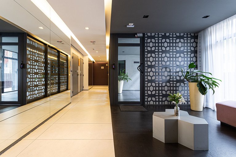 Apto com sacada ampla em predio com piscina